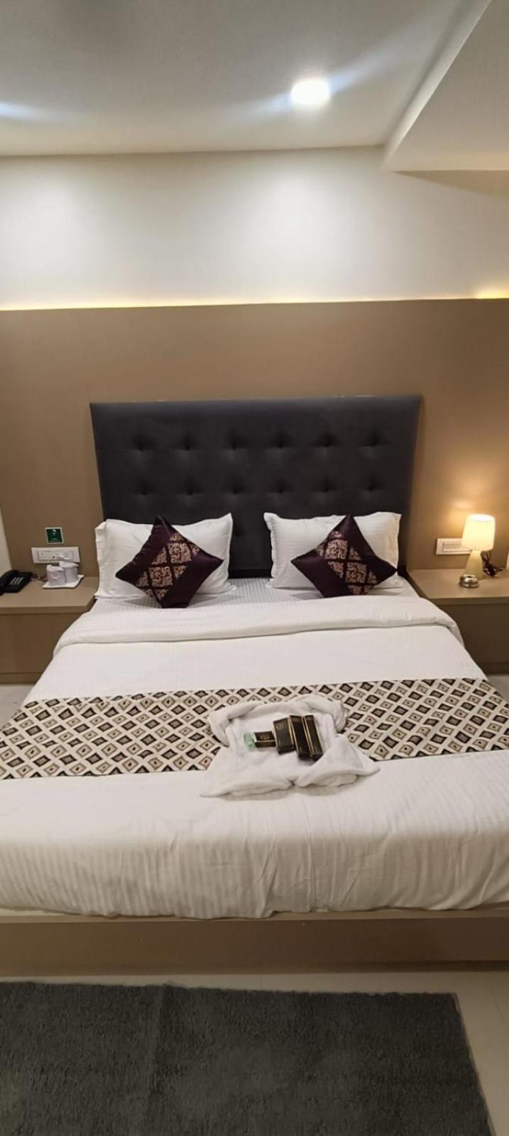 Hotel Royal Square Gandhinagar Dış mekan fotoğraf
