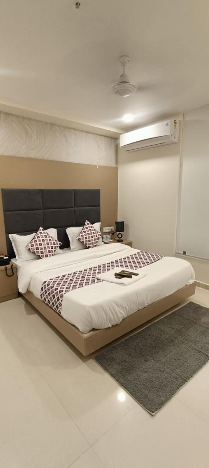 Hotel Royal Square Gandhinagar Dış mekan fotoğraf