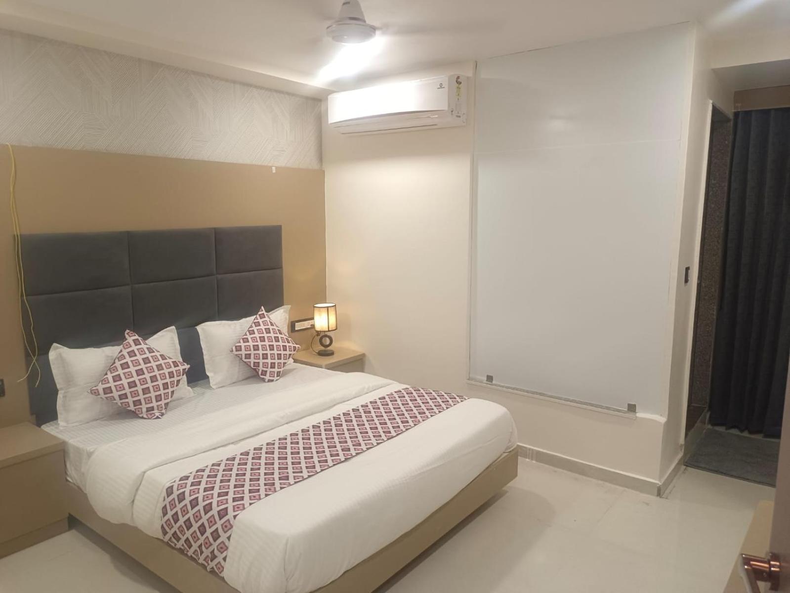 Hotel Royal Square Gandhinagar Dış mekan fotoğraf
