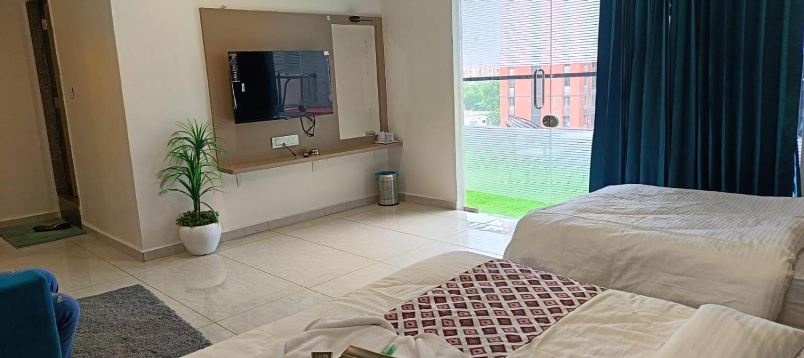 Hotel Royal Square Gandhinagar Dış mekan fotoğraf