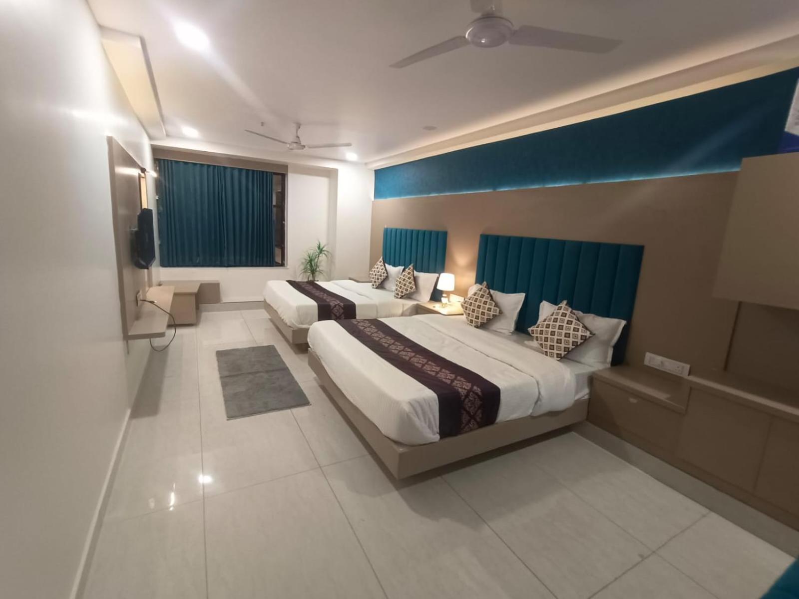 Hotel Royal Square Gandhinagar Dış mekan fotoğraf
