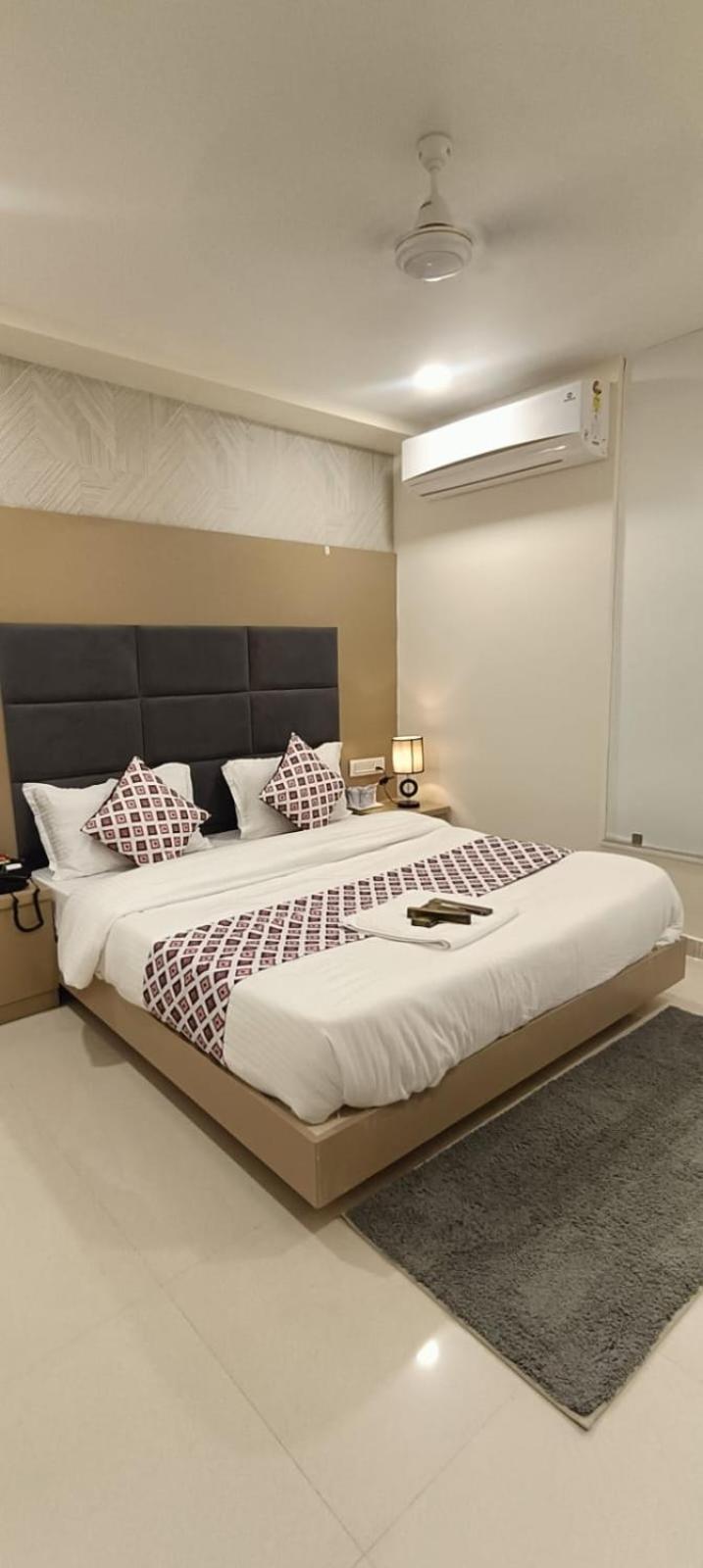 Hotel Royal Square Gandhinagar Dış mekan fotoğraf